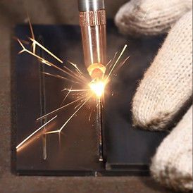 Su Şişesi Lavabo Metal Plate Elde Tutulan Lazer Kaynak Makinesi 1000W 1500W 2000W