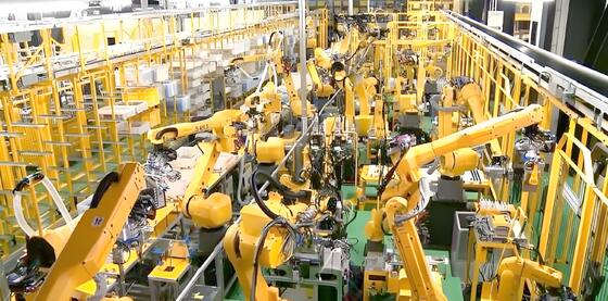 Küçük atölyelerde otomatik 3 boyutlu metal kesimi için işbirlikçi CRX Cobot teknolojisi ile FANUC Robotik Kol Fiber Lazer Kesicisi